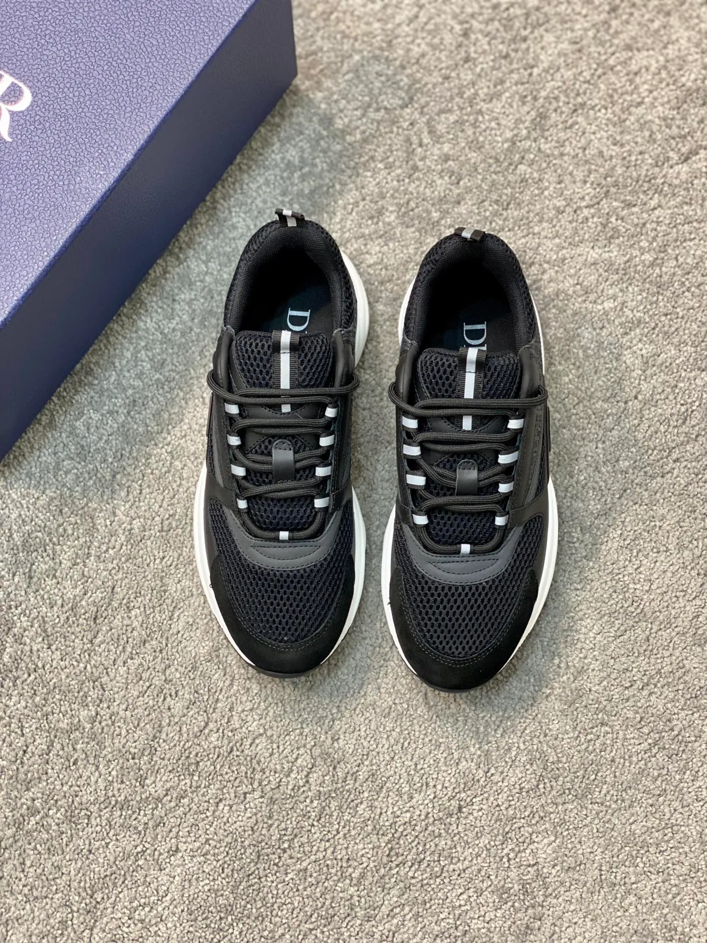 Factory price: 500💰 Dior B22 men's jogging fashion sneakers. This item draws inspiration from retro jogging shoes. It adopts a thick low-top design, with an upper made of leather and mesh fabric, and a black and white engraved rubber sole. The side is decorated with an embossed "Di~r" logo. Code number: 38-45 (38, 45, 46 can be customized)